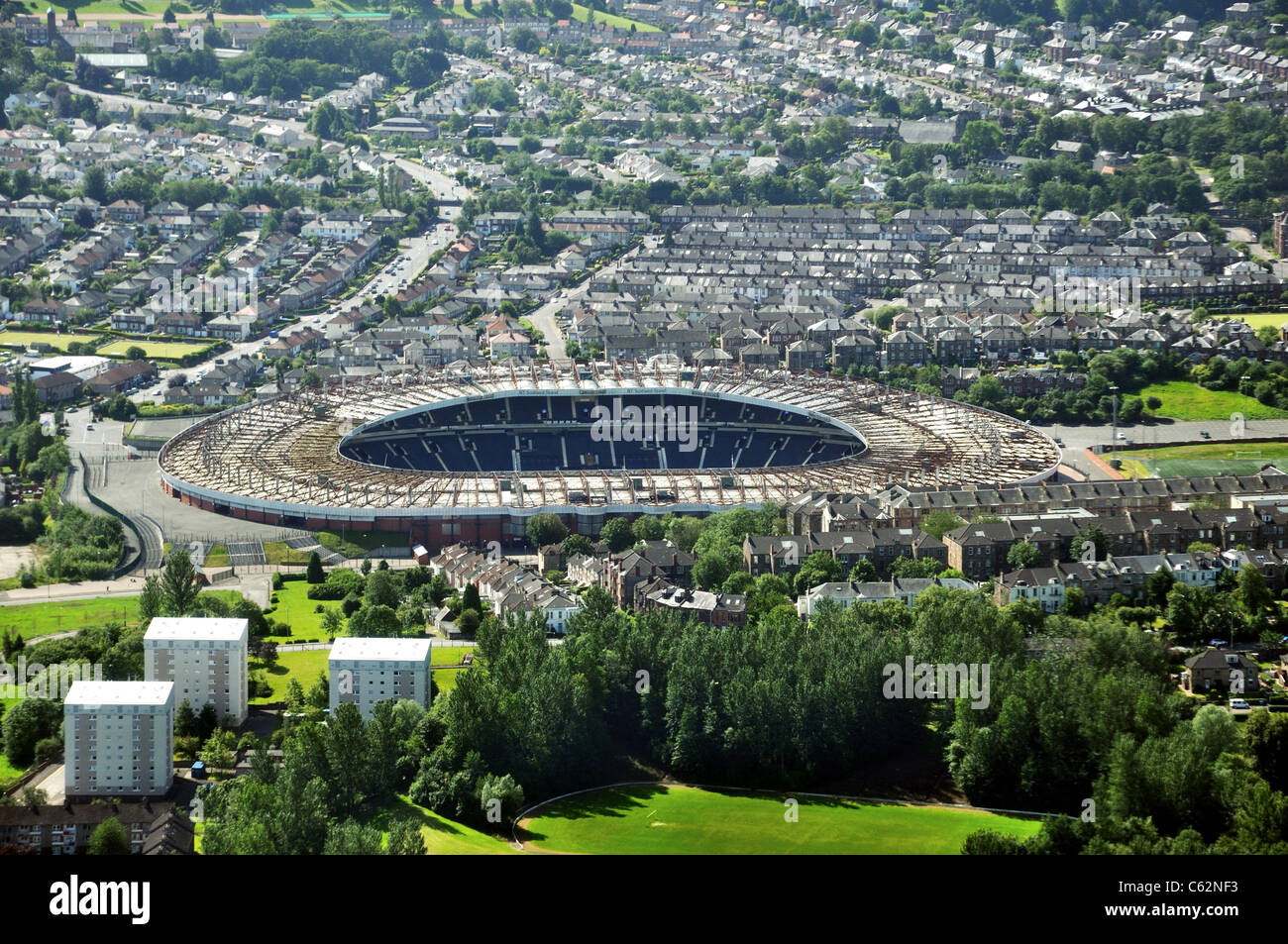 Lo stadio nazionale scozzese di calcio, Hampden Park, Glasgow, è stato girato dall'aria Foto Stock