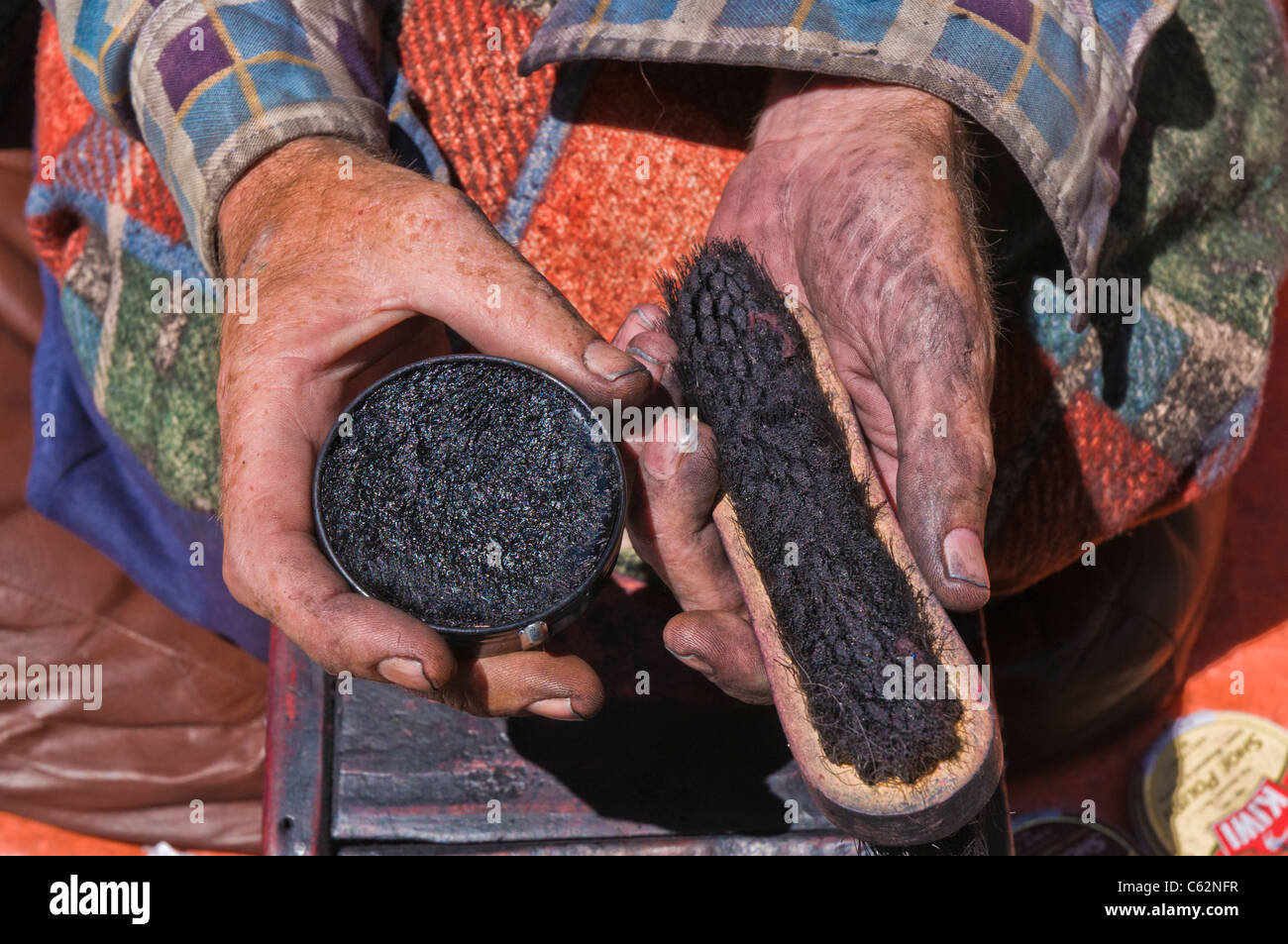 Le mani di Brian, un senzatetto lustrascarpe lavoratore, Martin Plaza, Sydney, NSW Australia Foto Stock