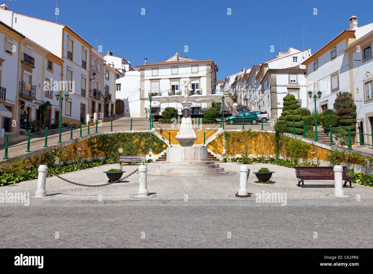 Fontana Montorinho in Mártires da República Square, Castelo de Vide, Portogallo. Ottocentesca fontana. Foto Stock