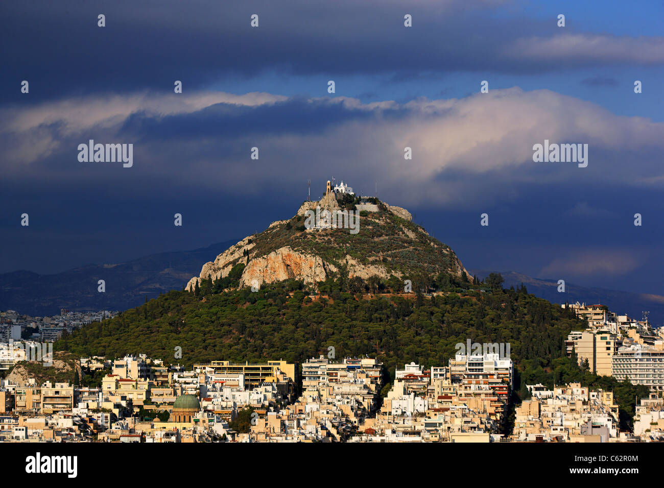 Il Colle Lycabettus, la collina più alta di Atene e il suo punto di vista migliore, con la chiesa di San Giorgio sulla parte superiore. La Grecia Foto Stock