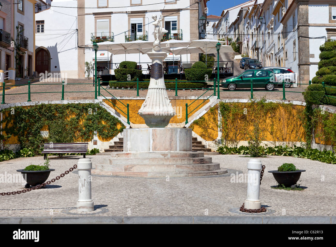 Fontana Montorinho in Mártires da República Square, Castelo de Vide, Portogallo. Ottocentesca fontana. Foto Stock
