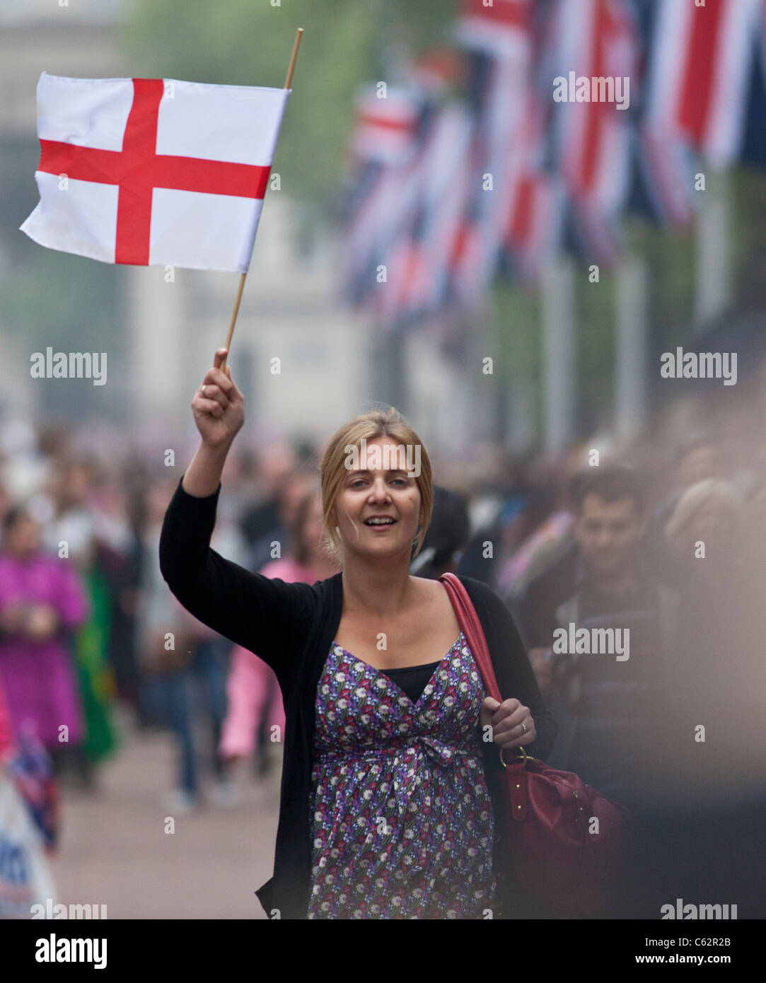 Persone in Hyde Park/Mall per celebrare il giorno del matrimonio del principe William e Kate Middleton in 2011 Foto Stock