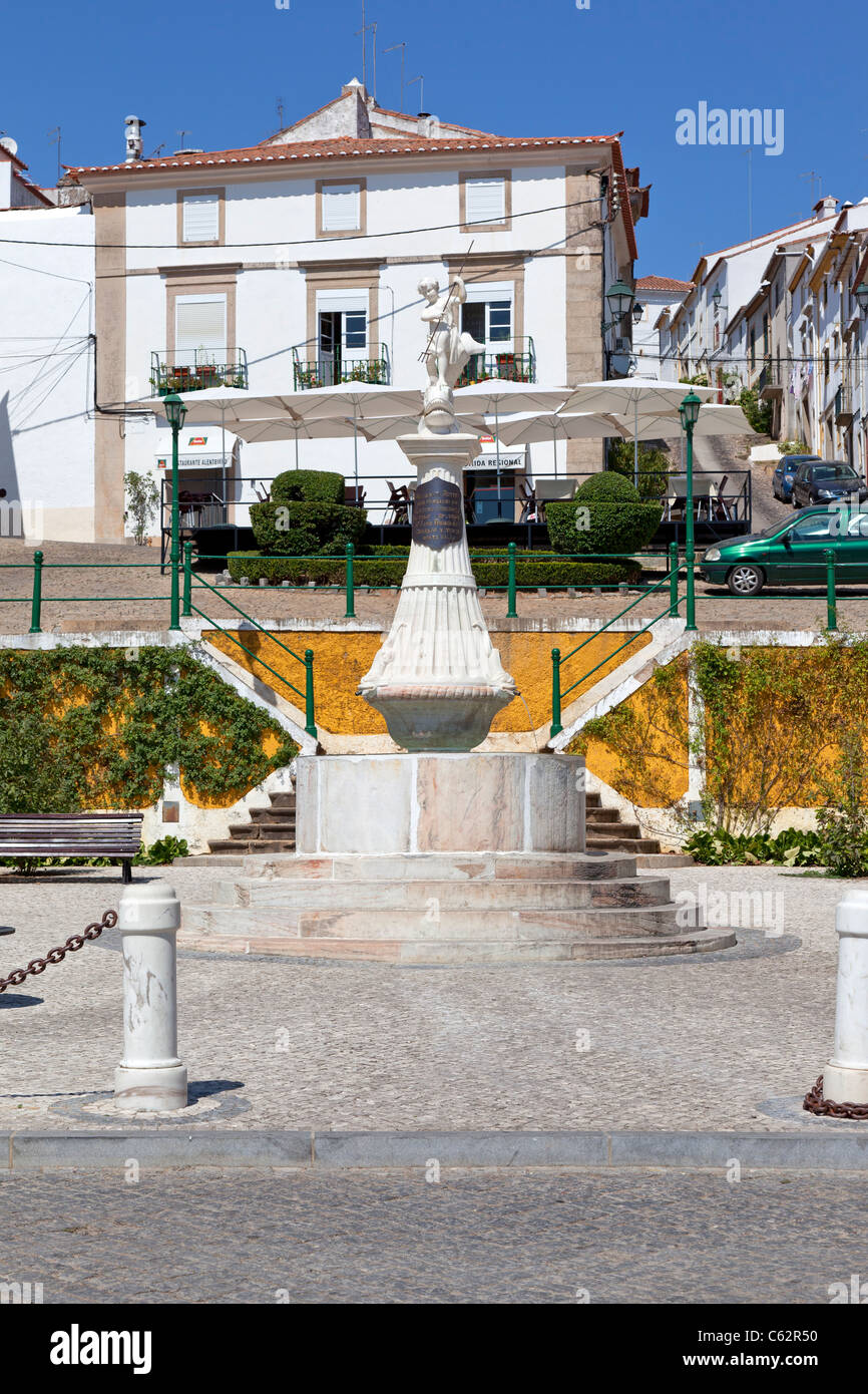 Fontana Montorinho in Mártires da República Square, Castelo de Vide, Portogallo. Ottocentesca fontana. Foto Stock