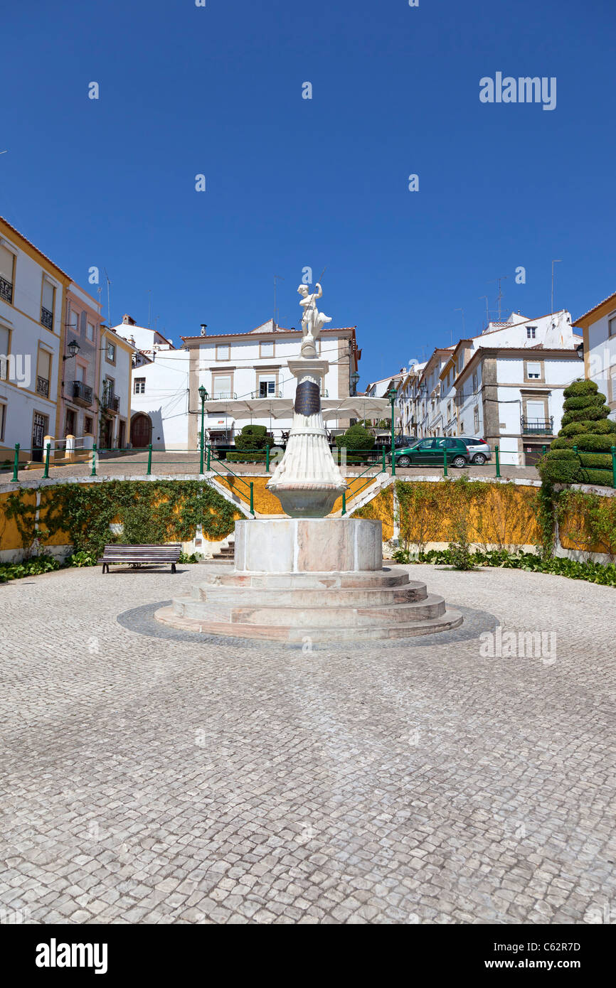 Fontana Montorinho in Mártires da República Square, Castelo de Vide, Portogallo. Ottocentesca fontana. Foto Stock