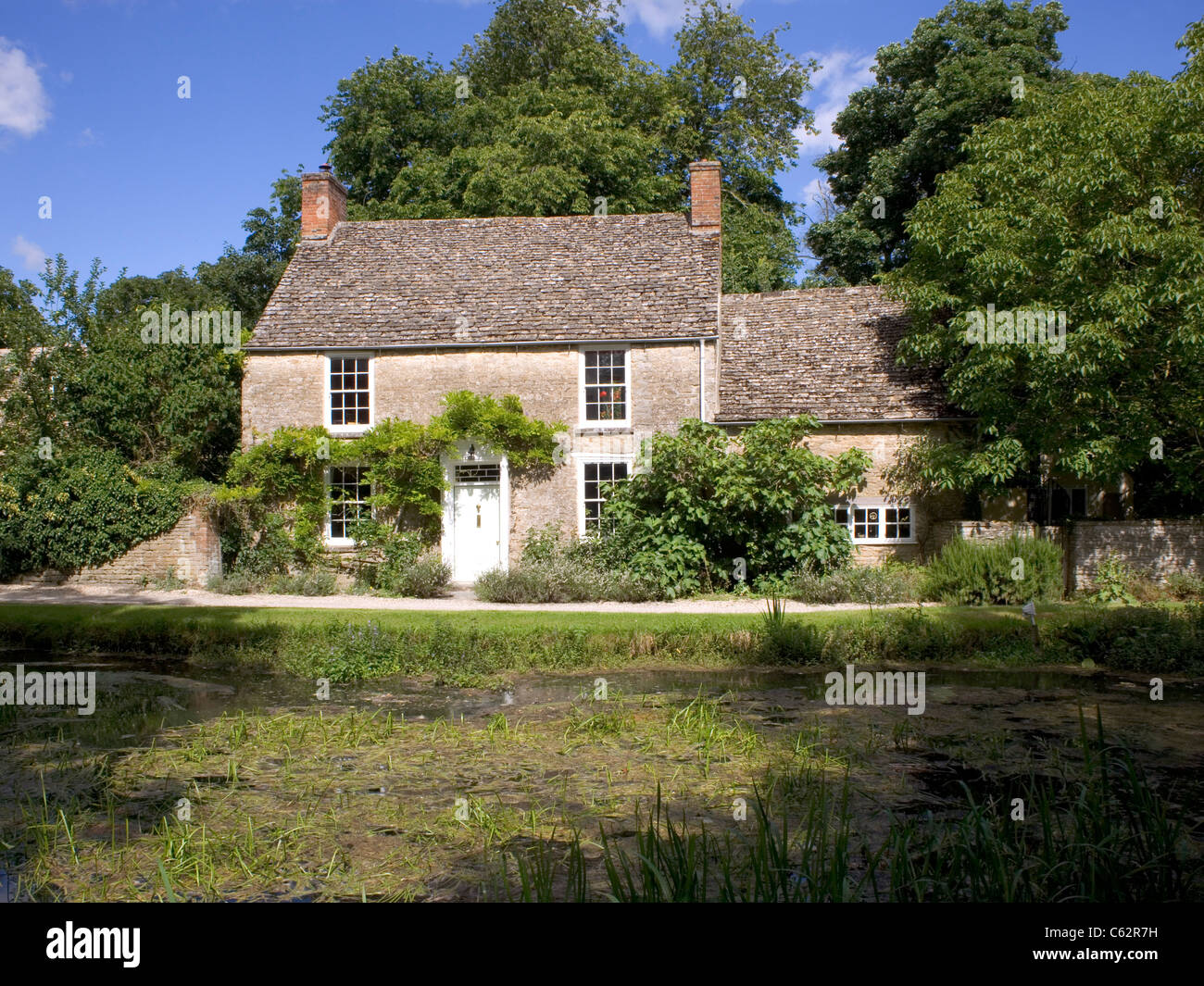 Idilliaco riverside Cotswold cottage, Gloucestershire, England, Regno Unito Foto Stock