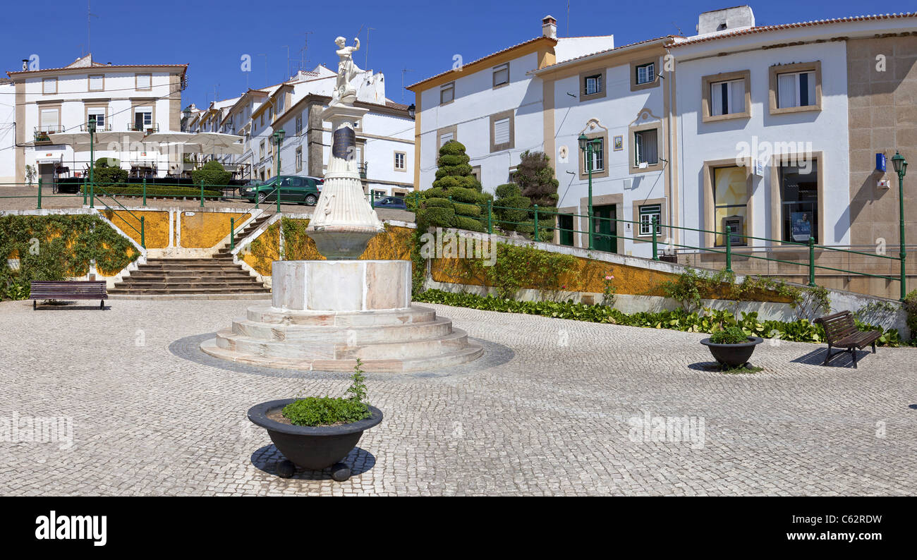 Fontana Montorinho in Mártires da República Square, Castelo de Vide, Portogallo. Ottocentesca fontana. Foto Stock
