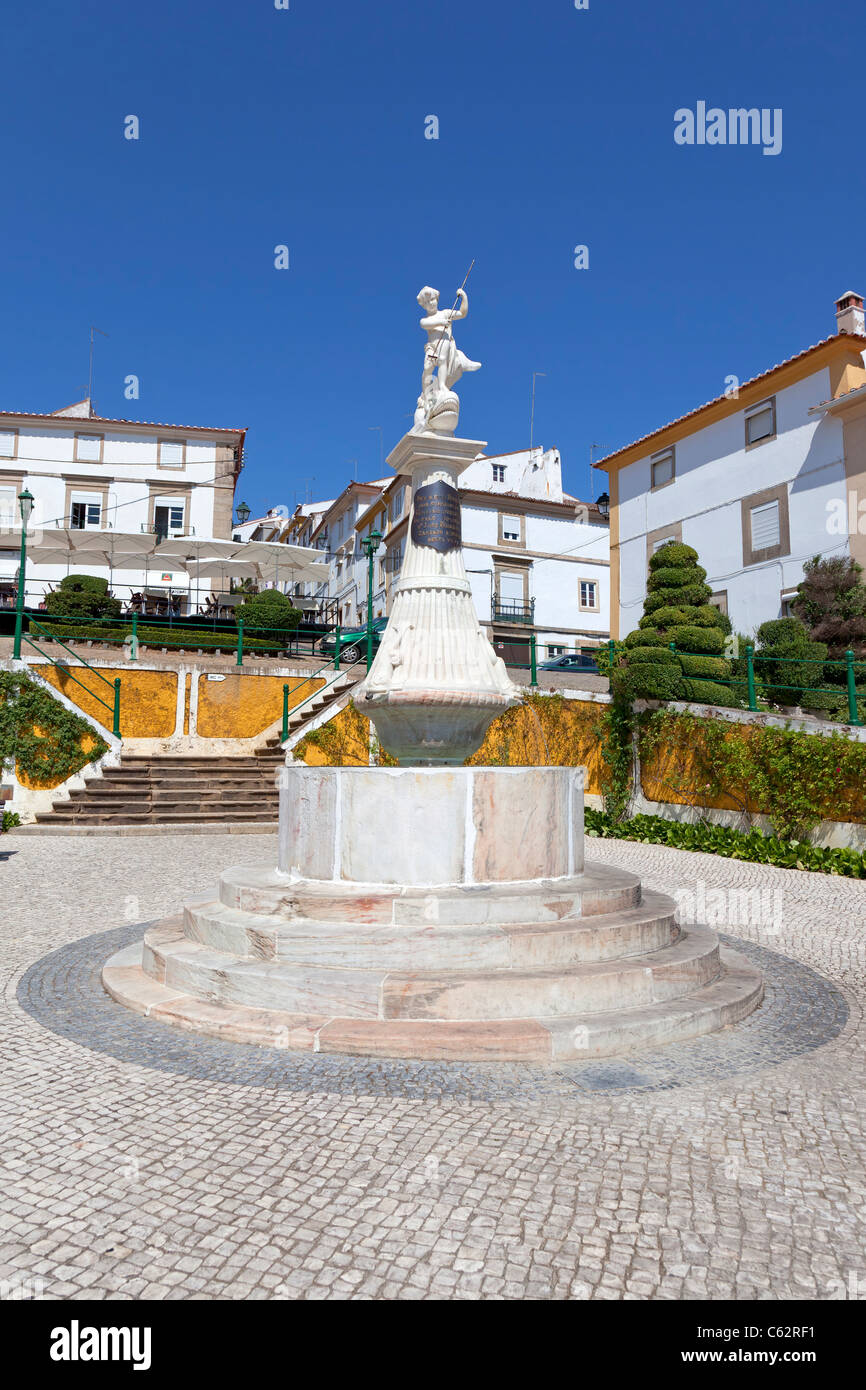 Fontana Montorinho in Mártires da República Square, Castelo de Vide, Portogallo. Ottocentesca fontana. Foto Stock