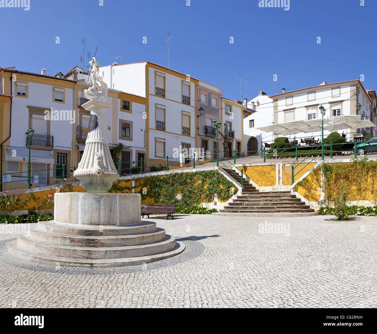 Fontana Montorinho in Mártires da República Square, Castelo de Vide, Portogallo. Ottocentesca fontana. Foto Stock