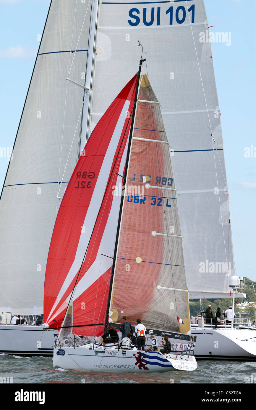 Yacht a vela poco grande grande piccolo grande piccolo contrasto su diversi-ombra ombra di vela genitore Foto Stock