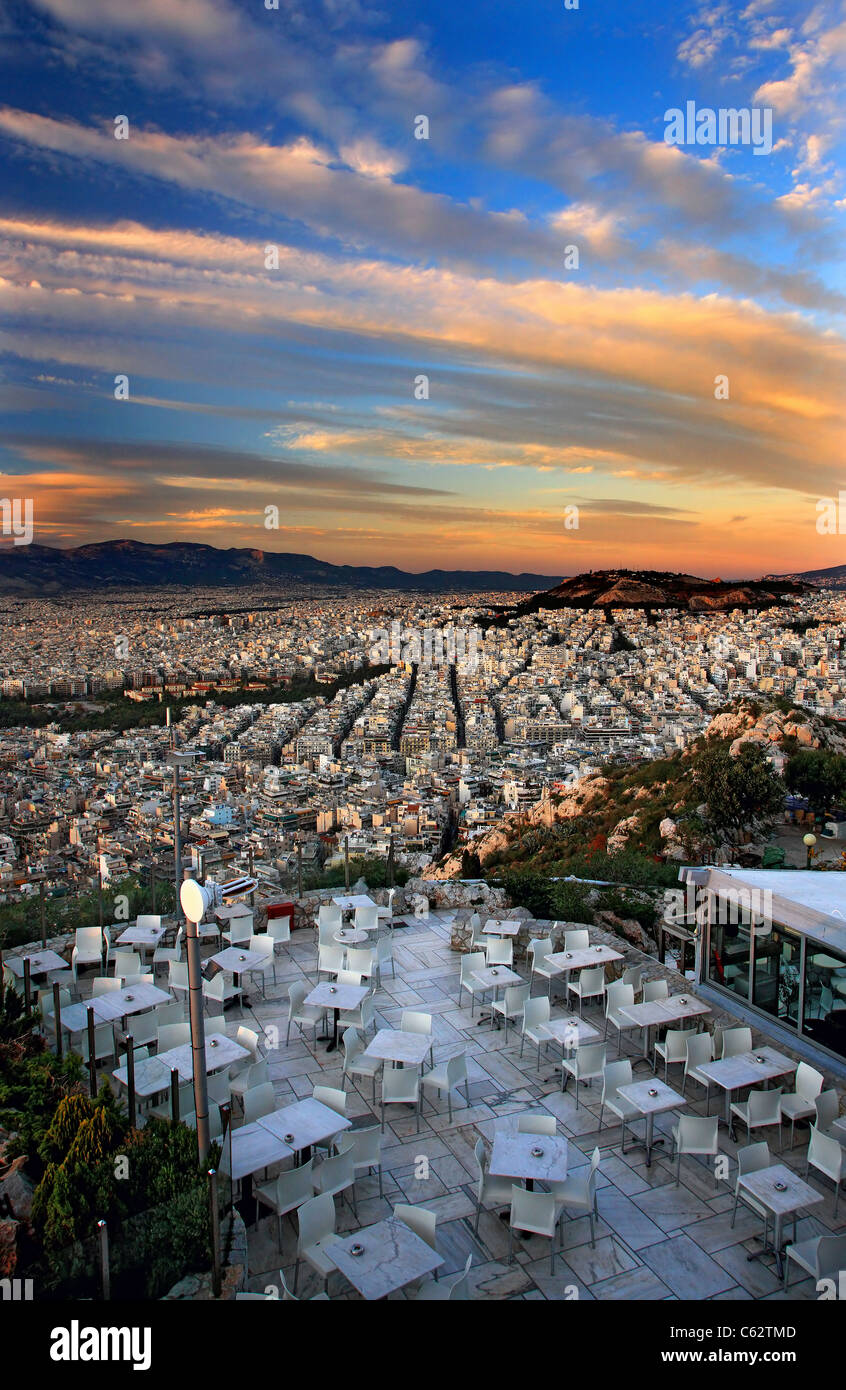 Vista parziale della città di Atene dal Colle Lycabettus intorno al tramonto. La Grecia Foto Stock