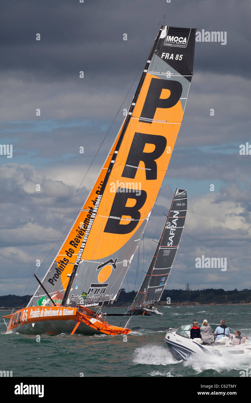 Orange Sail yacht racing high tech prestazioni moderno fast fra 85 Fastnet 2011 Gara UK Solent PRB Safran fra 25 stato della tecnica Foto Stock