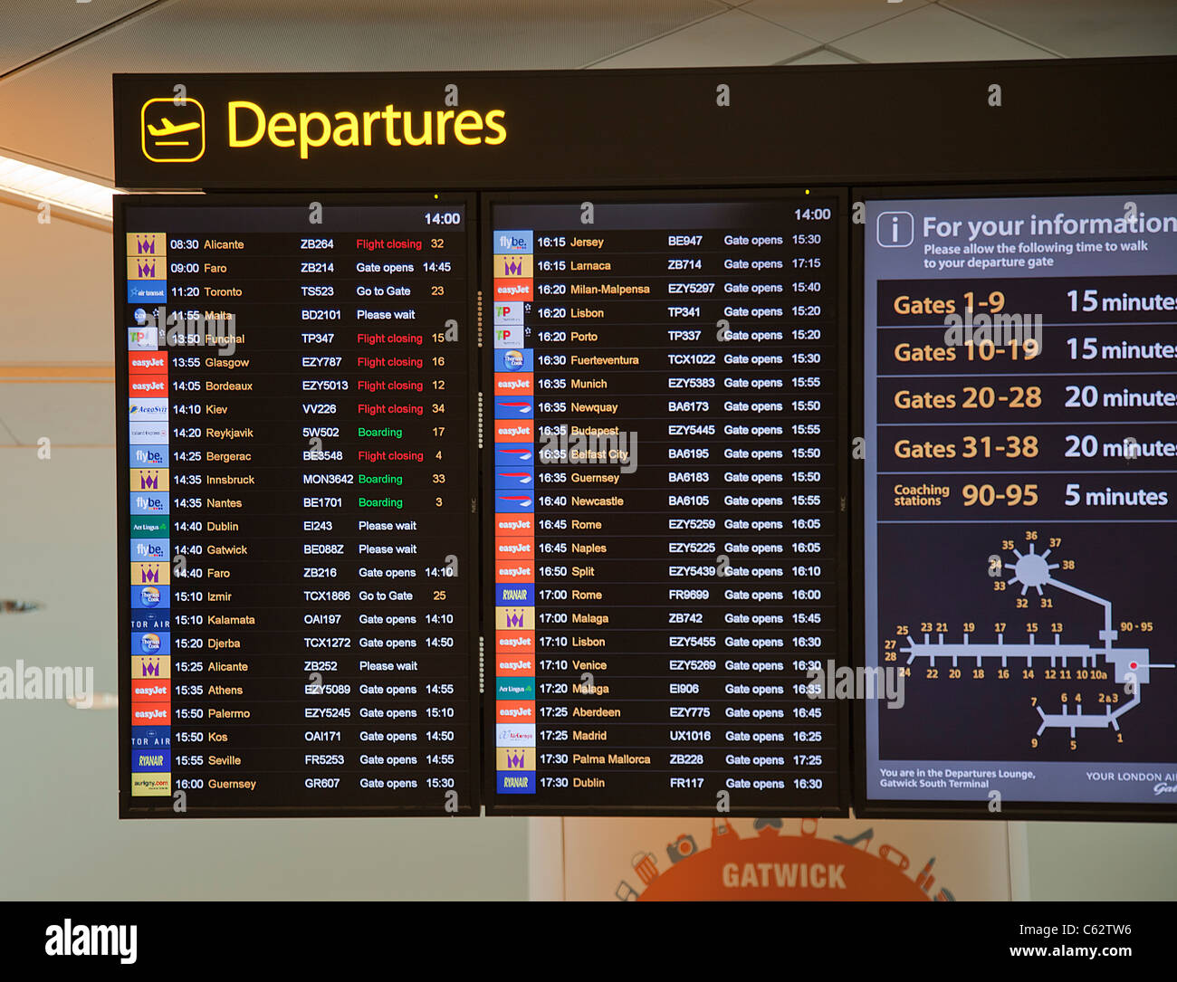 Volo Scheda Partenze aeroporto di Gatwick South Terminal UK elettronico destinazioni di vacanza Foto Stock