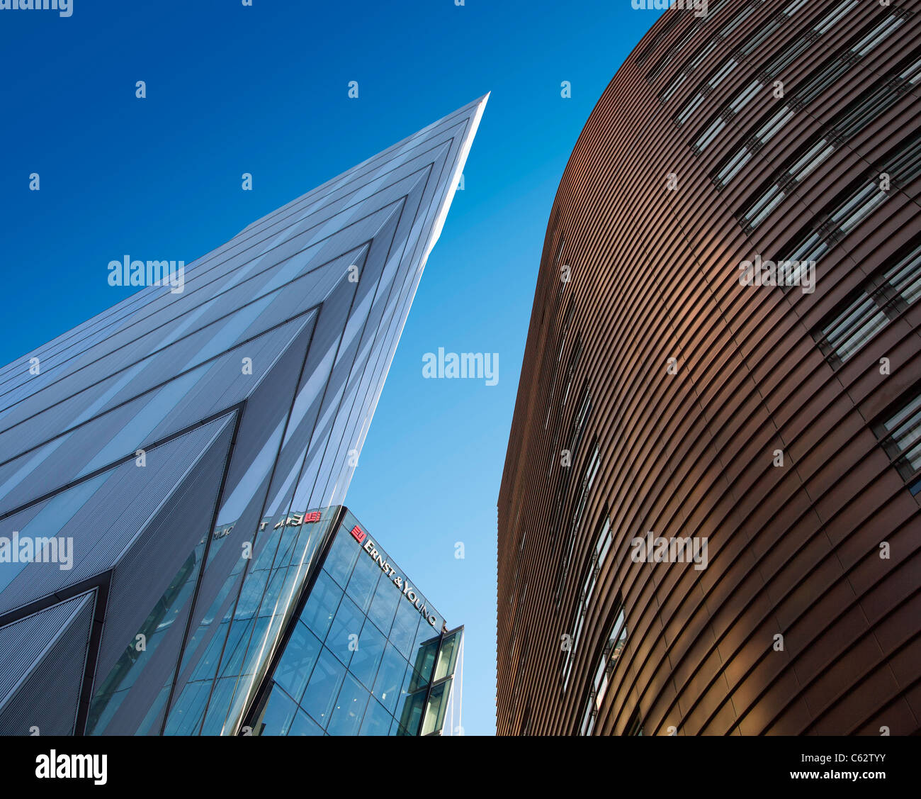 Moderno edificio angolo acuto architettura di vetro Ernst & Young sede 1 More London Place rivestimenti in legno il contrasto Foto Stock