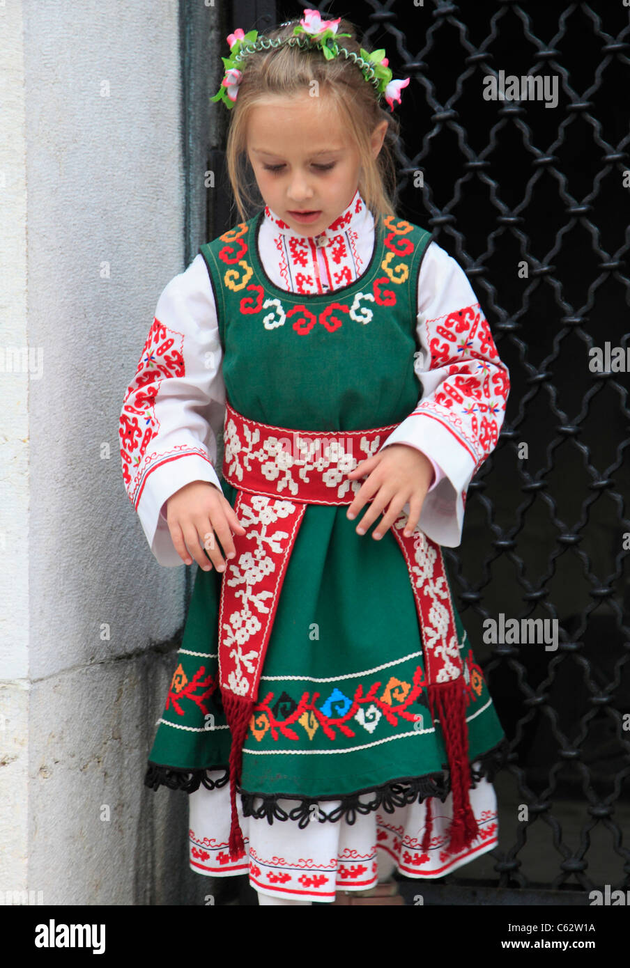 Bulgaria Veliko Tarnovo, bambina in abito tradizionale, Foto Stock