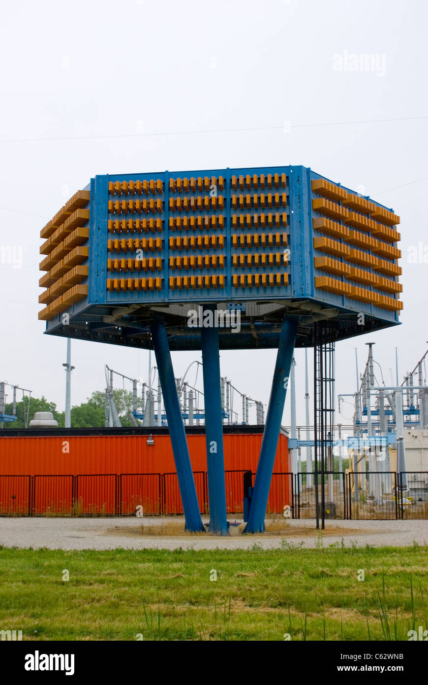 Sottostazione elettrica con condensatore tower at Fermilab di alta energia laboratorio di fisica nei pressi di Chicago, Illinois, Stati Uniti d'America Foto Stock