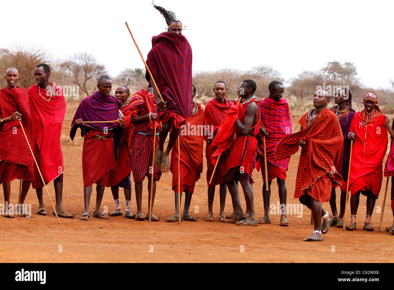 Africa guerriero Masai uomini dancing in colorate abbigliamento tradizionale Foto Stock