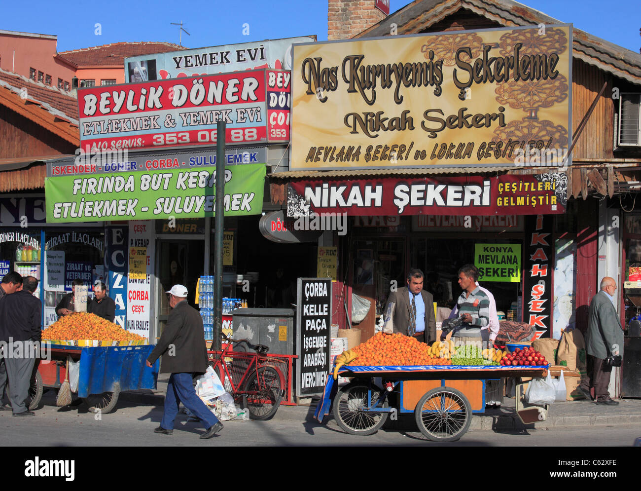 La Turchia, Konya, scene di strada, negozi, persone Foto Stock