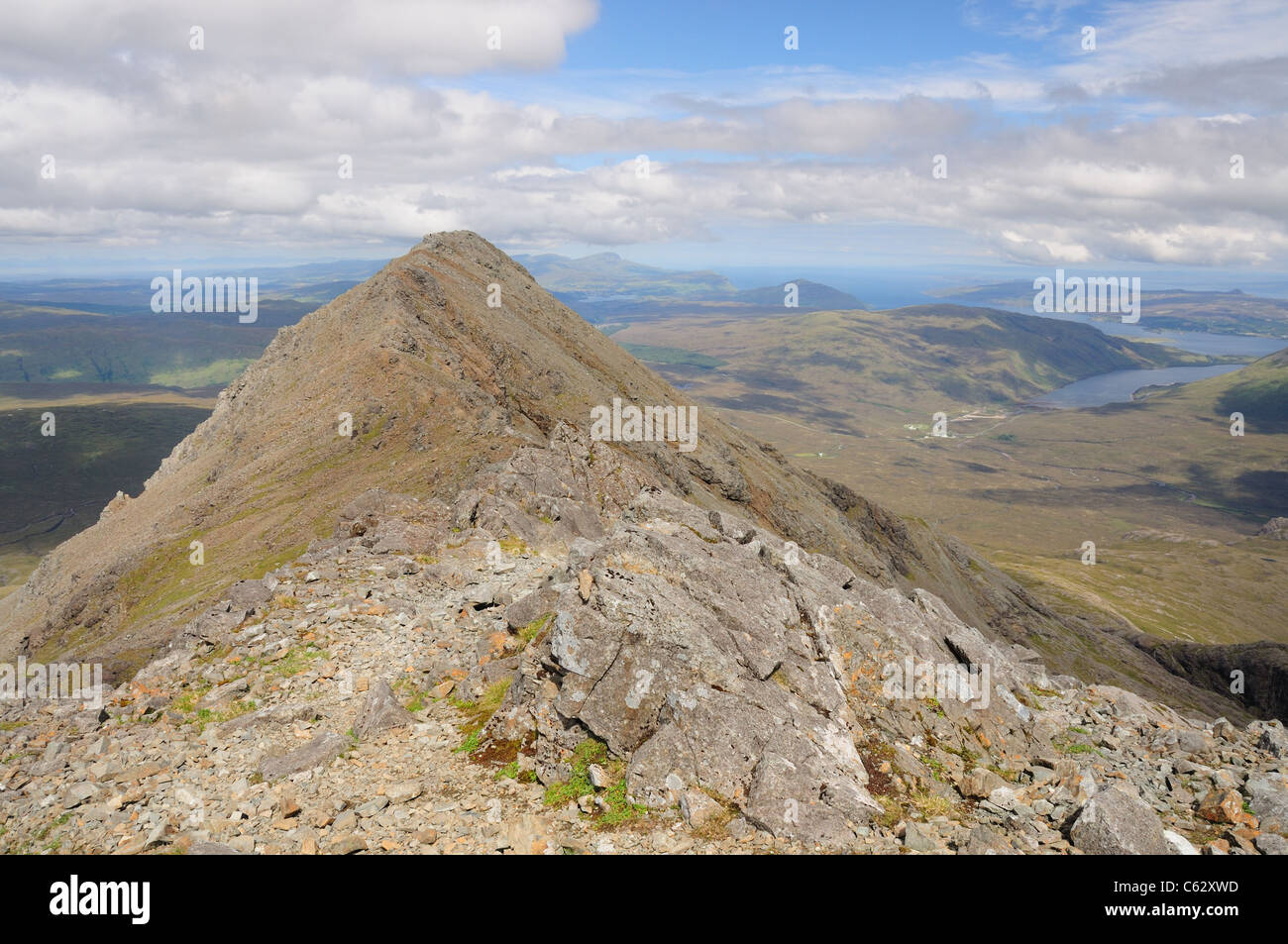 Vista di Sgurr un vertice Bhasteir ridge e distante Loch Sligachan, Isola di Skye in Scozia Foto Stock