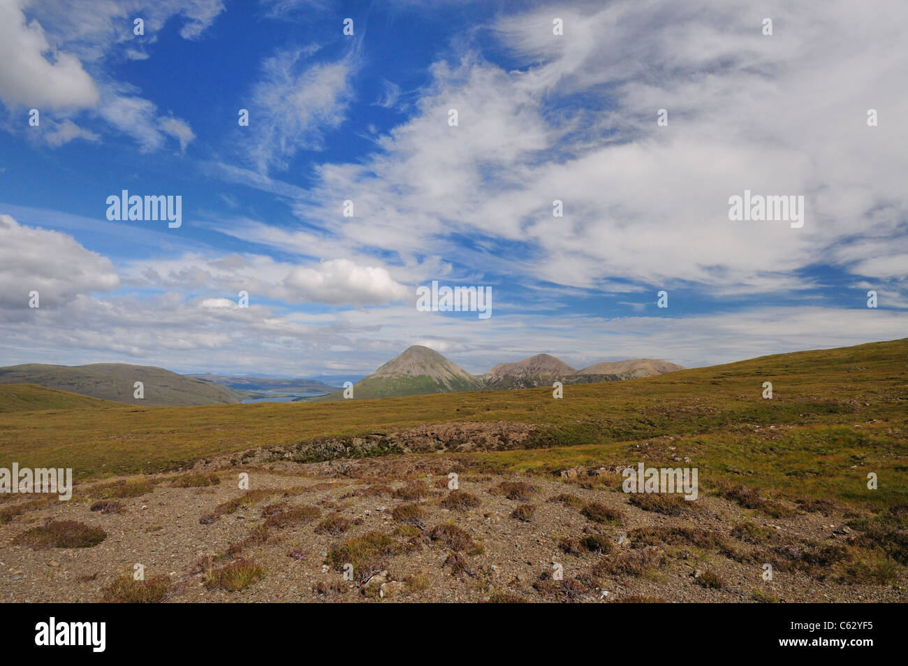 Vista verso i lontani e Glamaig Dearg Beinn Mhor in estate, Isola di Skye Foto Stock