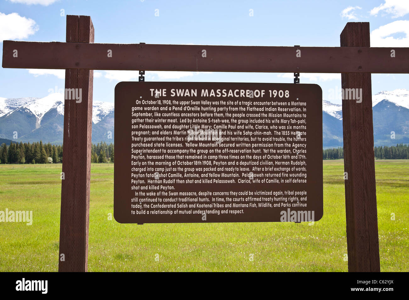 Il Cigno massacro del 1908 marcatore storico, MT Strada Statale 83, Swan Valley, MT Foto Stock