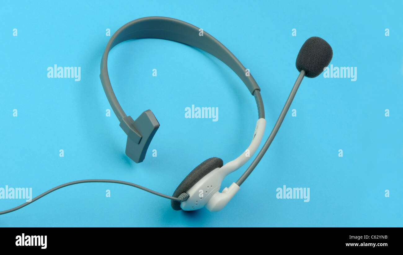 Cuffie auricolari con un microfono di un servizio di supporto. Su sfondo blu Foto Stock