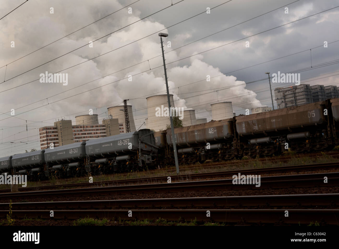 Comignoli fumanti alla lignite a centrali-stazione di Jänschwalde nel sud della Germania orientale, nei pressi di Cottbus. Foto Stock