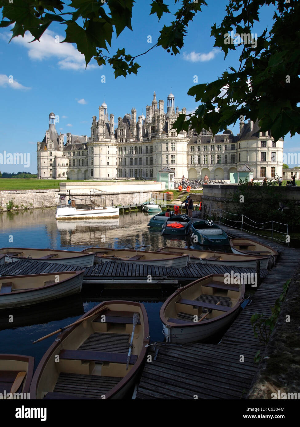 Affitto barche al Chateau Royal de castello di Chambord, Valle della Loira, Francia Foto Stock