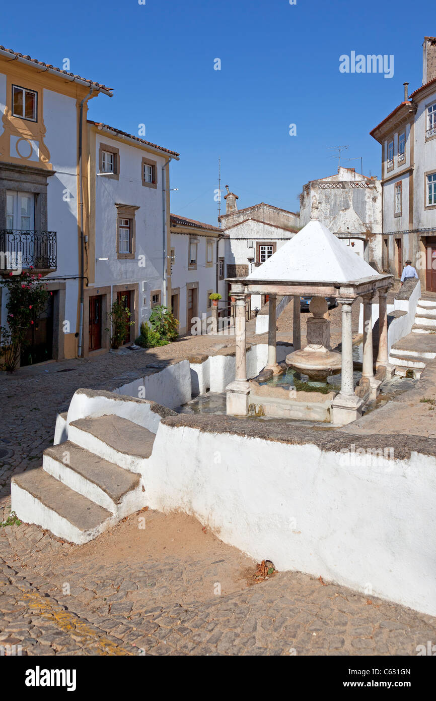 Fonte da Vila (città di Trevi) nel quartiere ebraico di Castelo de Vide, distretto di Portalegre, Portogallo. Xvi secolo fontana. Foto Stock