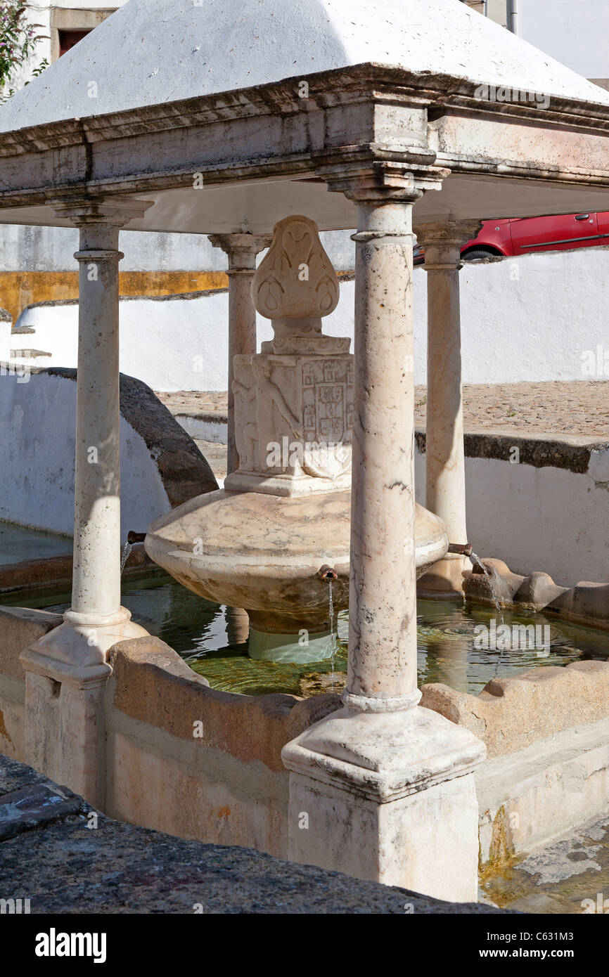 Fonte da Vila (città di Trevi) nel quartiere ebraico di Castelo de Vide, distretto di Portalegre, Portogallo. Xvi secolo fontana. Foto Stock