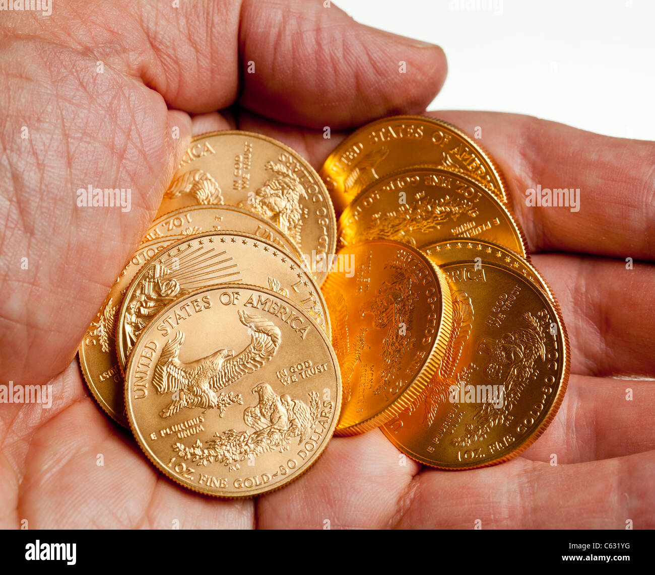 Aquila d'oro uno oncia di monete in una pila nel palmo di una mano Foto  stock - Alamy