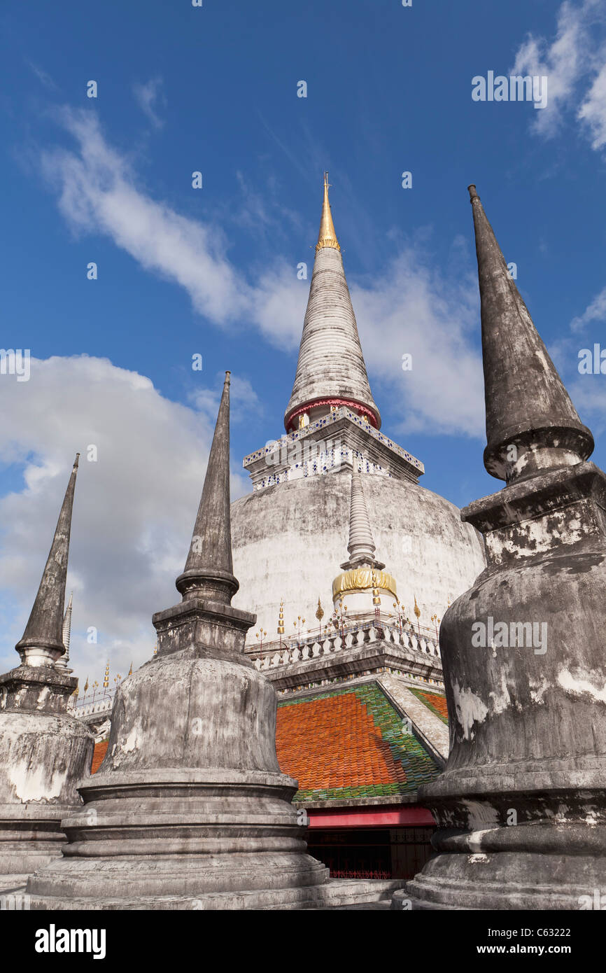 Alcuni dei piccoli 173 chedis di Wat Phra Mahathat Woramahawihaan, Nakhon Si Thammarat, Thailandia Foto Stock