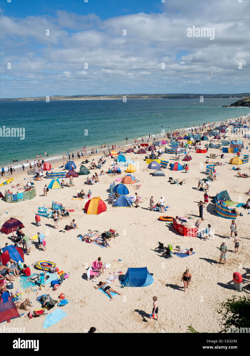 St Ives Porthminster beach gremita di gente su una intensa giornata d'estate. Foto Stock