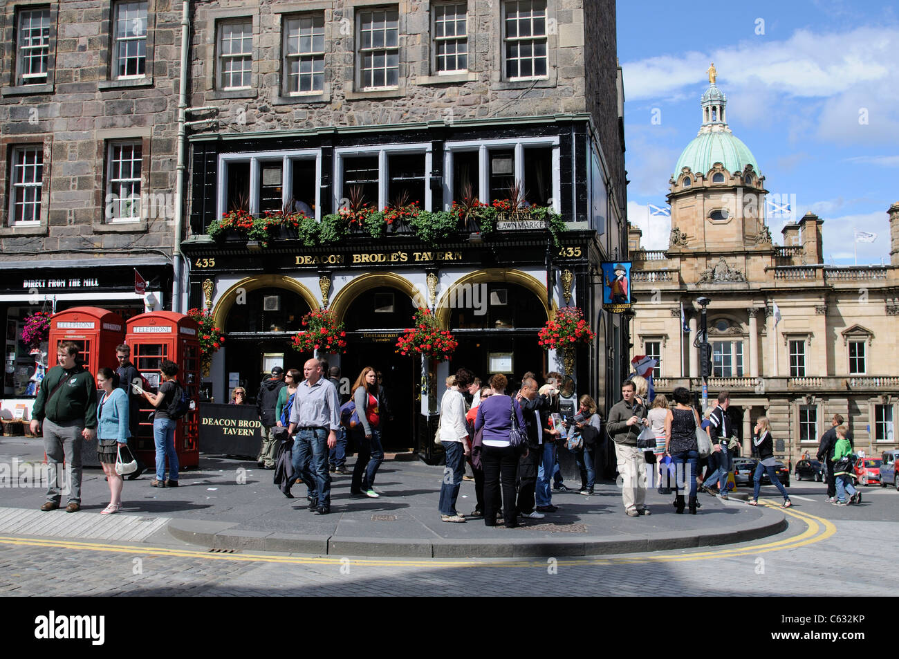 Il Royal Mile di Edimburgo in Scozia all'angolo del diacono Brodie's Tavern & sulla destra la HBOS HQ & Museo della Moneta Foto Stock