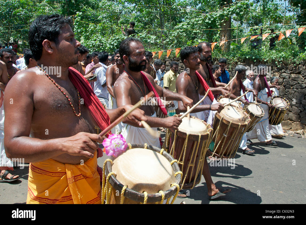 I percussionisti festival indù Kanjirapally Kerala India del Sud Foto Stock