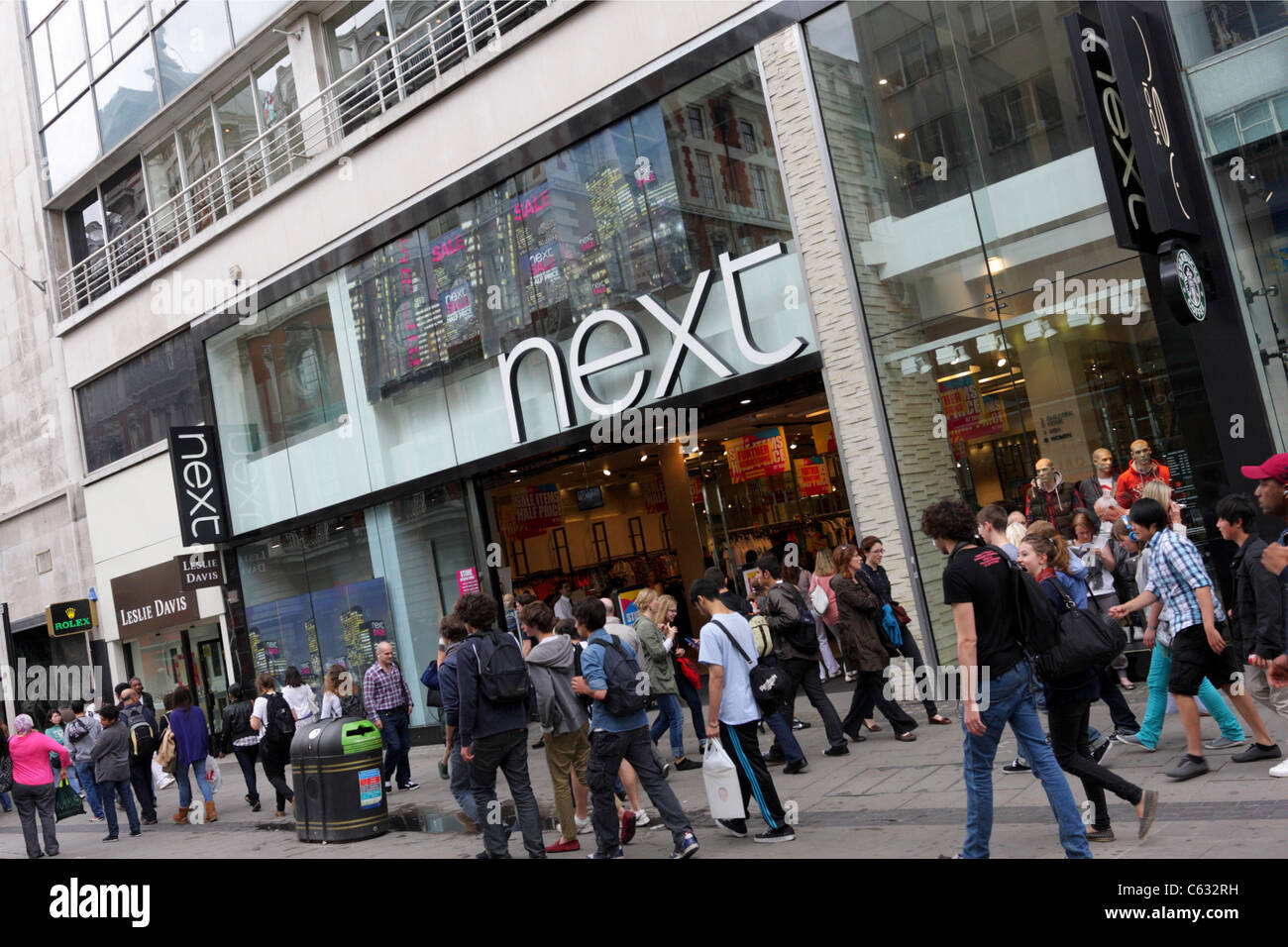 Prossimo LONDON, high street fashion e rivenditore di accessori, visto qui a una leggermente angolata aspetto a loro Oxford Street branch. Foto Stock