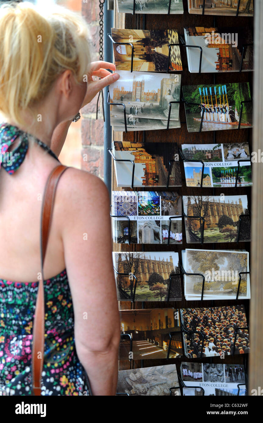 Tourist raccoglie una cartolina, Eton, Berkshire, Inghilterra, Regno Unito Foto Stock