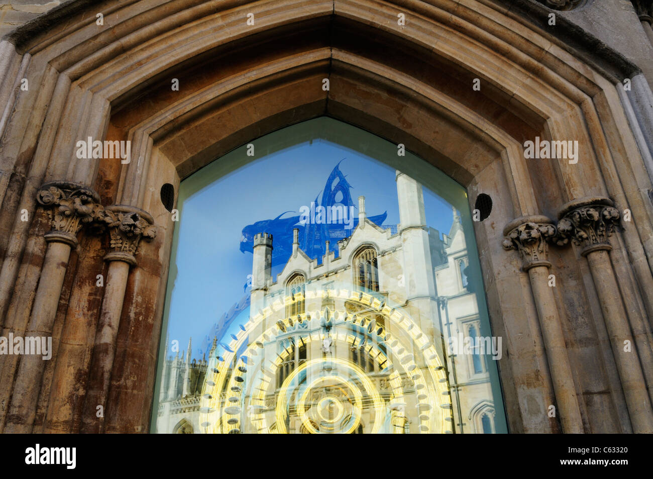 Il Corpus Christi orologio con la riflessione del King's College di Cambridge, Inghilterra, Regno Unito Foto Stock