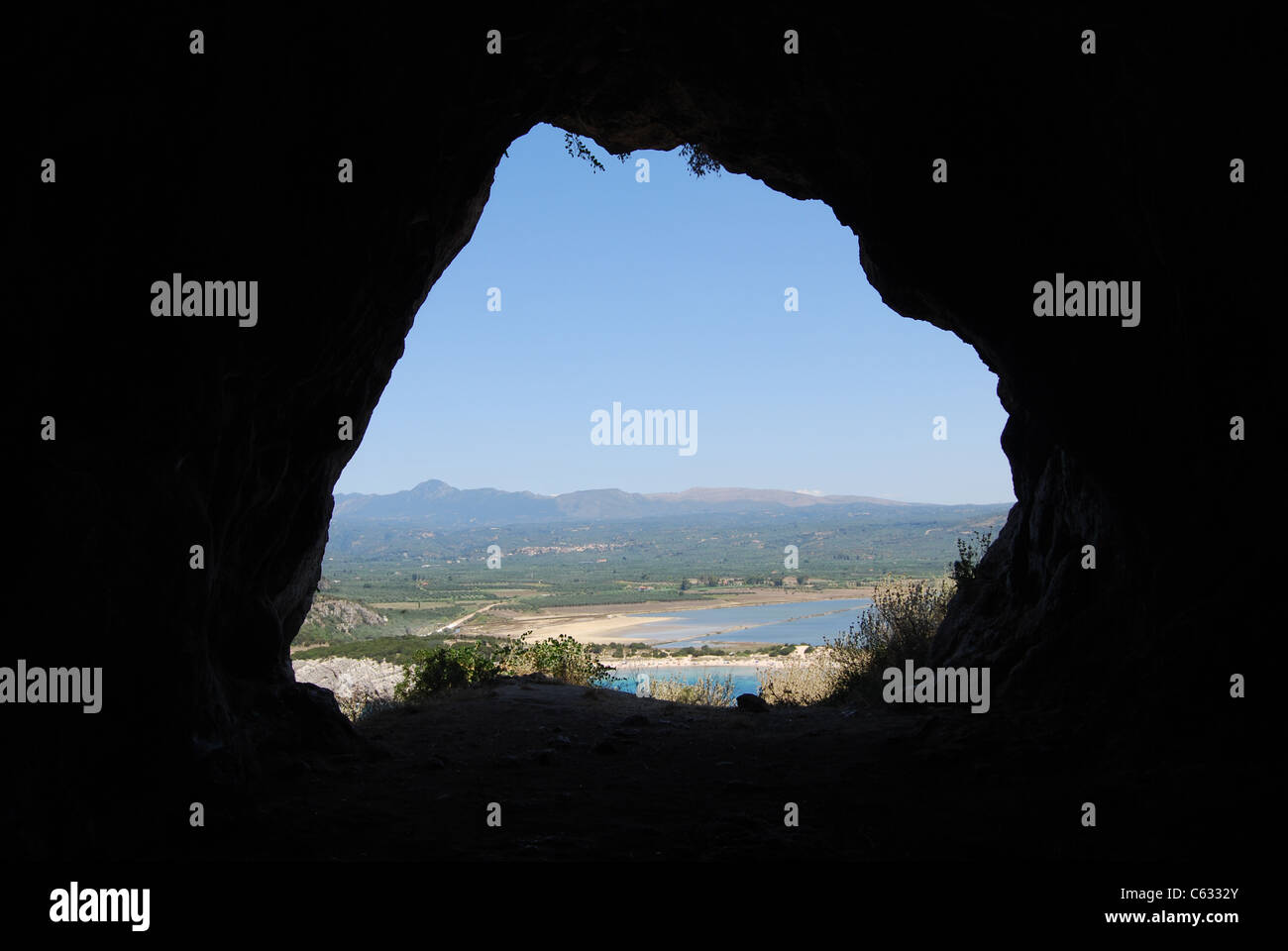 Vista della Baia di Voidokilia, Gialova laguna e il Peloponneso montagne dalla grotta di Nestore Foto Stock