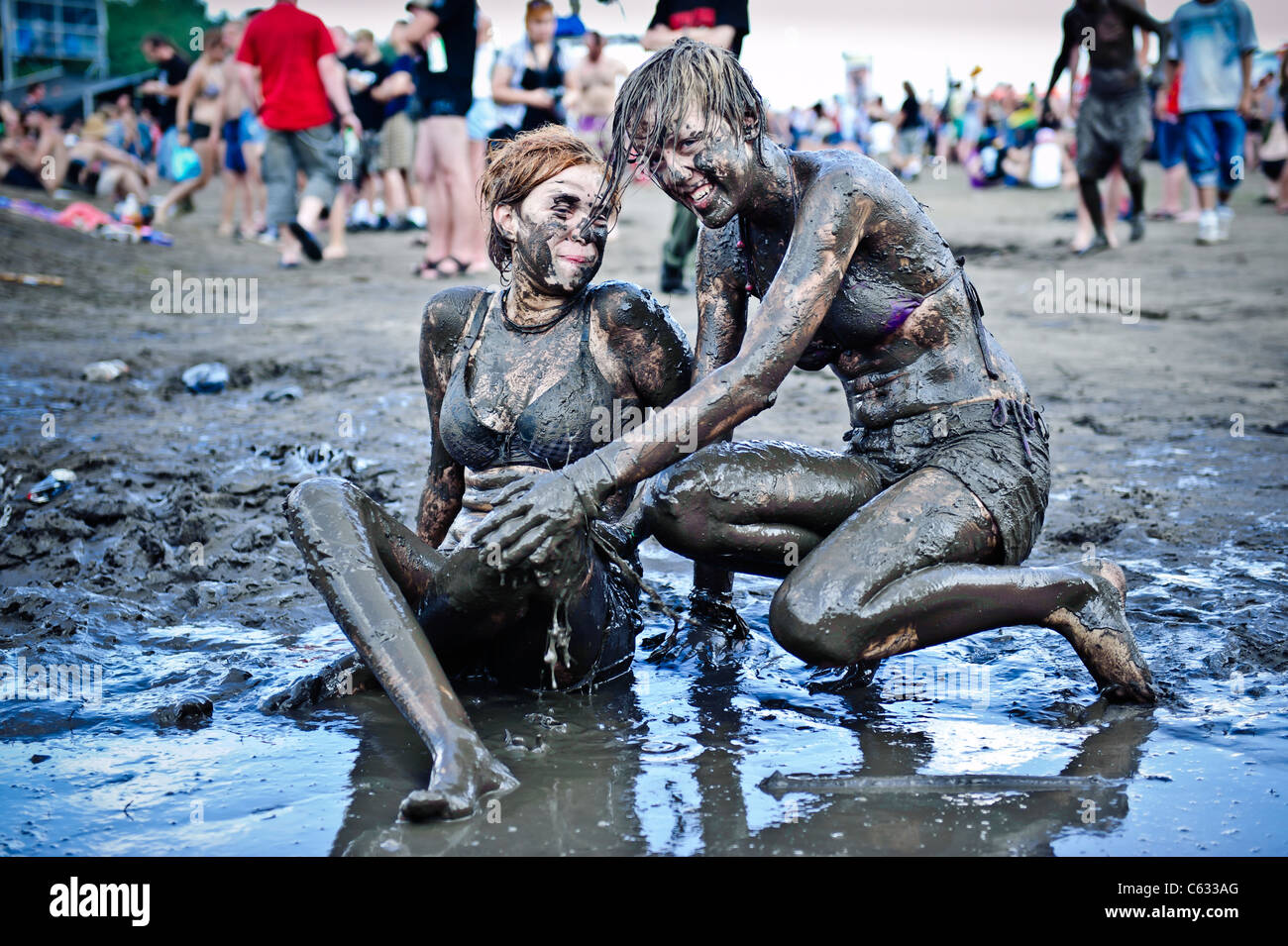 Giovani donne divertendosi nel fango al Przystanek Woodstock - più grande d'Europa open air festival di Kostrzyn, Polonia Foto Stock