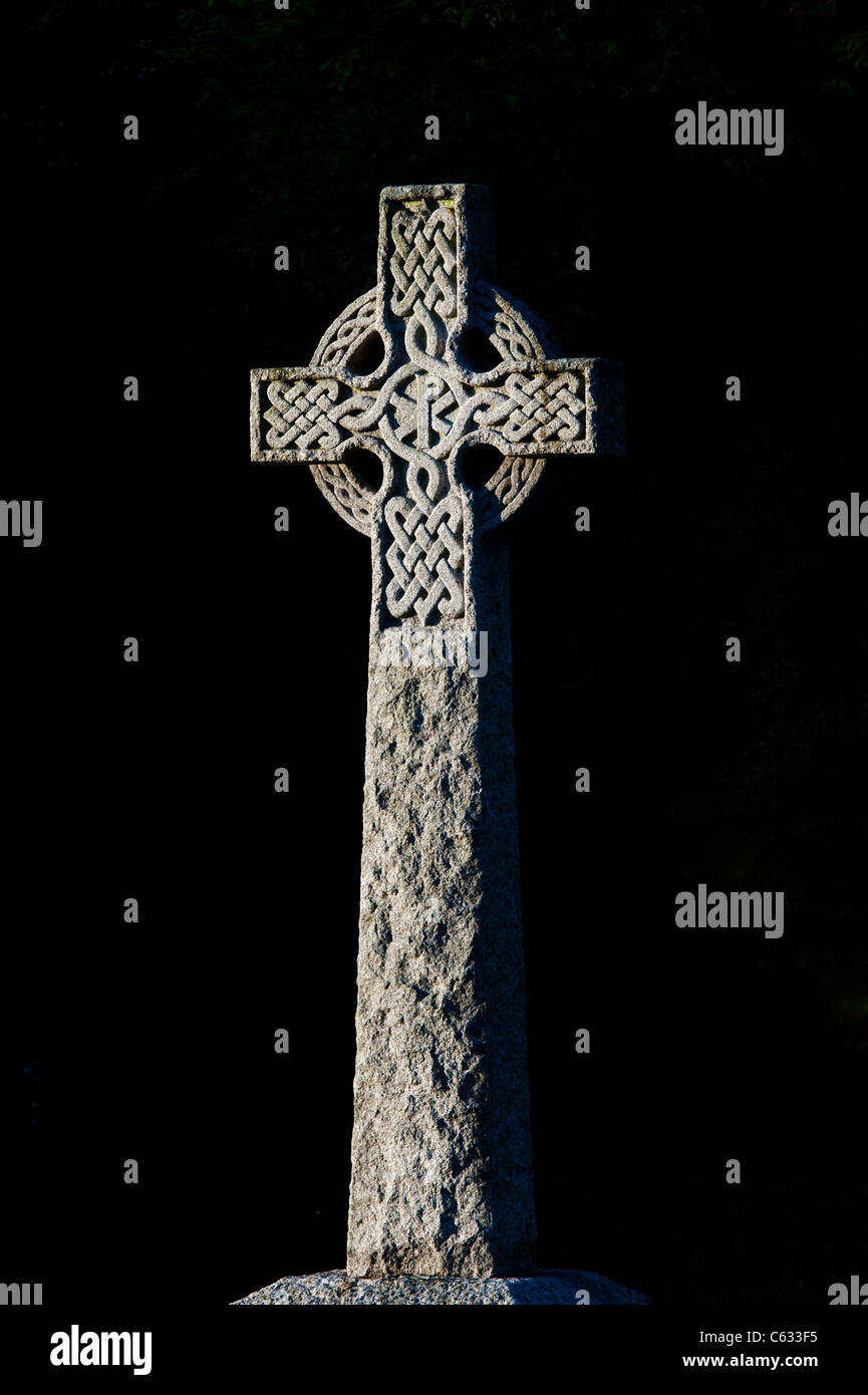 Nodo celtico opera war memorial cross, Waddesdon, Aylesbury , Buckinghamshire, Inghilterra. Dosata Spot Foto Stock