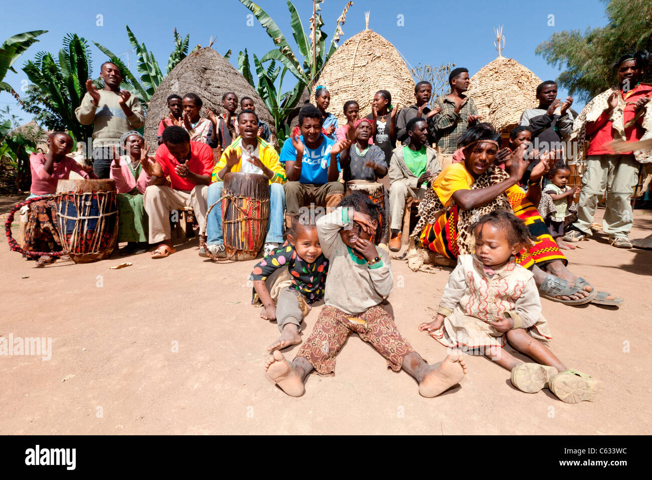 Dorze tradizionali danze tribali presso il villaggio di Chencha vicino Arba Minch nella valle dell'Omo, l'Etiopia meridionale, Africa. Foto Stock