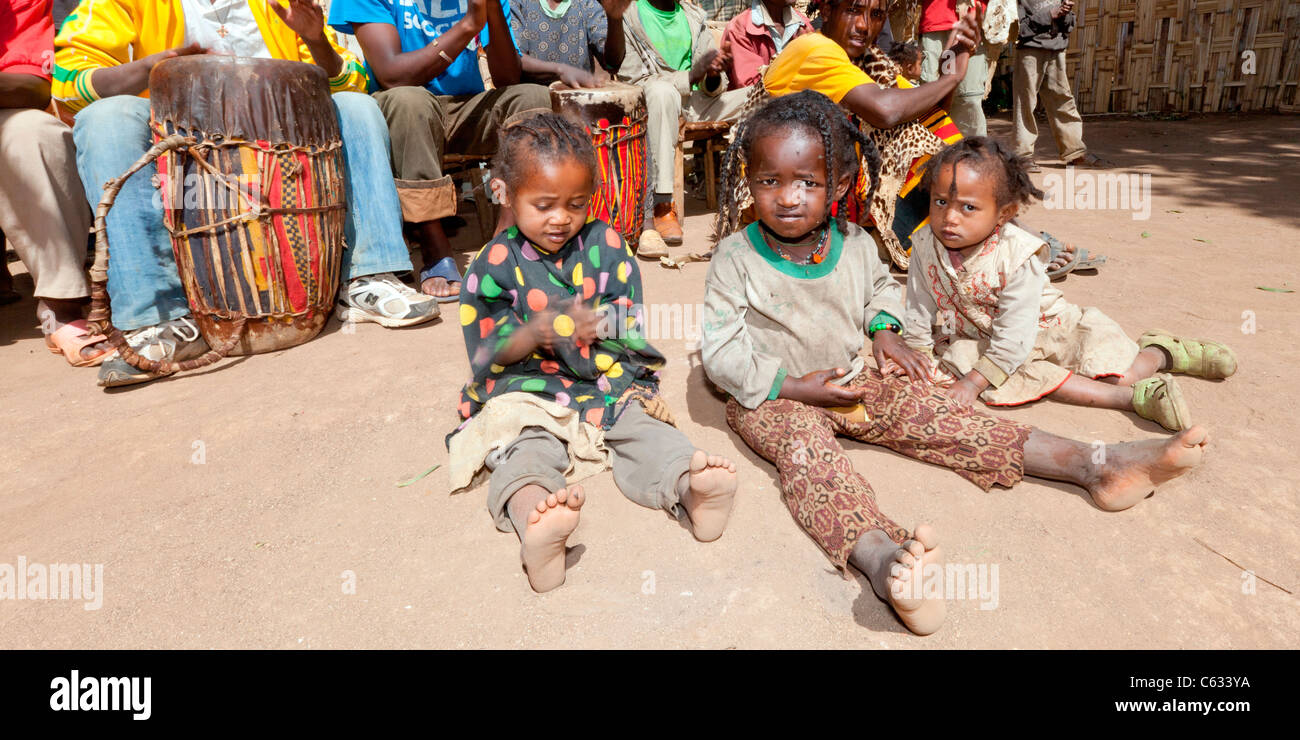 Dorze tradizionali danze tribali presso il villaggio di Chencha vicino Arba Minch nella valle dell'Omo, l'Etiopia meridionale, Africa. Foto Stock