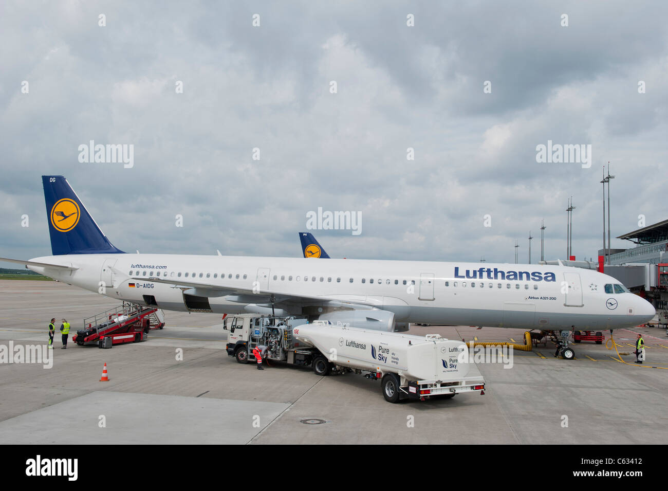 GERMANIA l'aeroporto di Amburgo, Lufthansa Airbus A321, ha messo a punto un biocarburante a cielo puro, una miscela di olio di Jatropha e altri oli vegetali su un motore per aeromobili, come prova per utilizzare carburanti alternativi provenienti da risorse rinnovabili Foto Stock