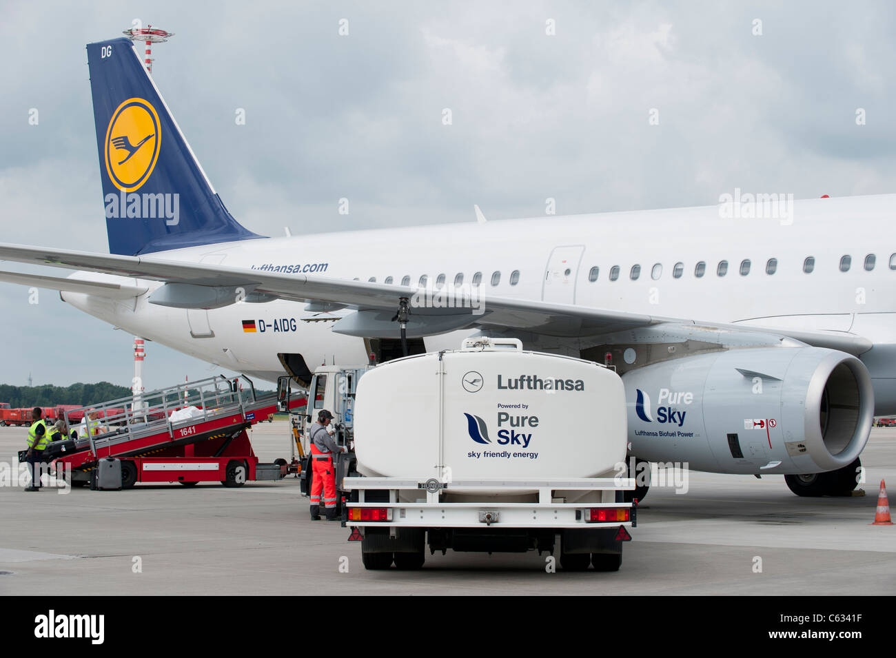 GERMANIA l'aeroporto di Amburgo, Lufthansa Airbus A321, ha messo a punto un biocarburante a cielo puro, una miscela di olio di Jatropha e altri oli vegetali su un motore per aeromobili, come prova per utilizzare carburanti alternativi provenienti da risorse rinnovabili Foto Stock