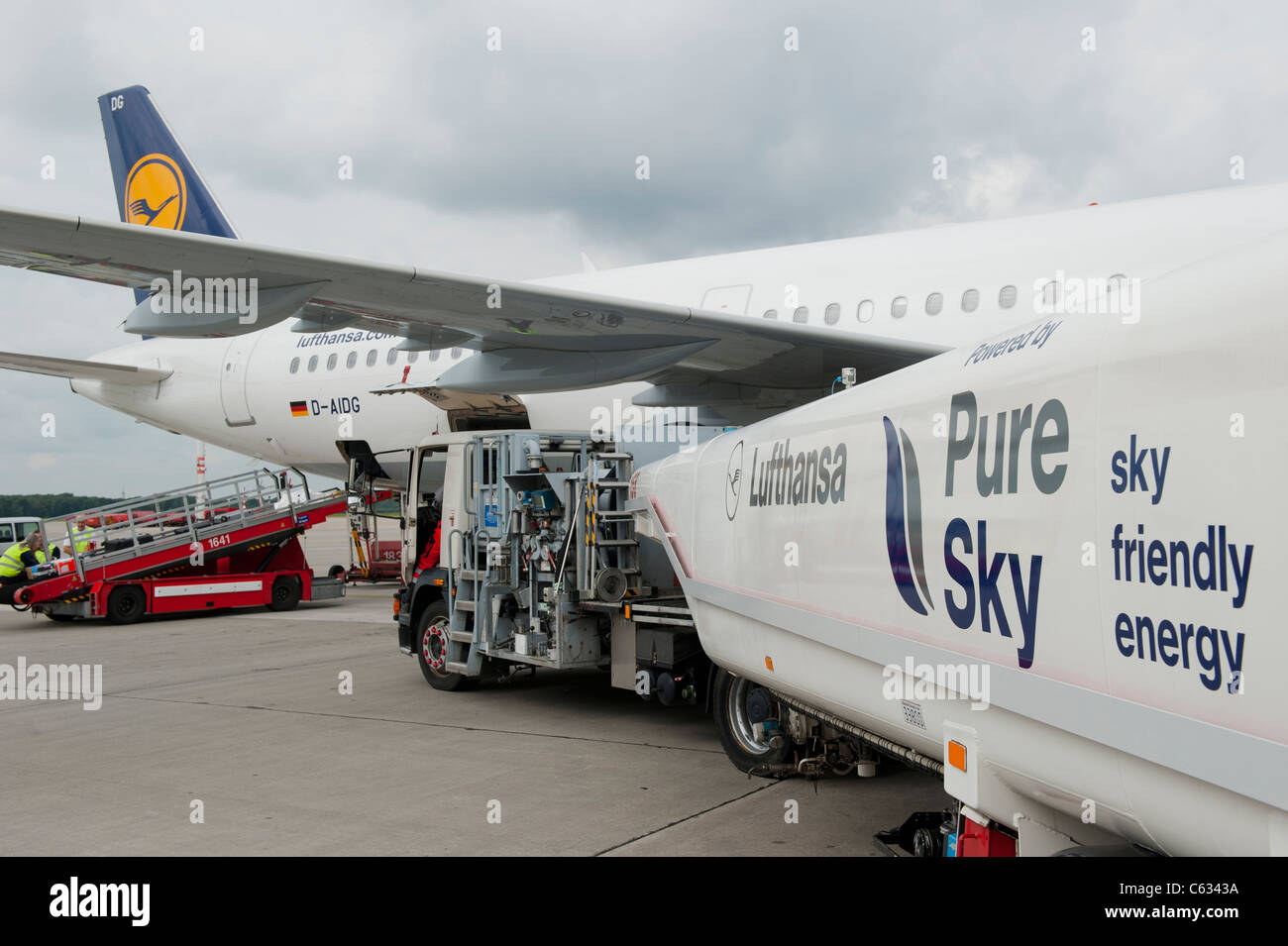 GERMANIA l'aeroporto di Amburgo, Lufthansa Airbus A321, ha messo a punto un biocarburante a cielo puro, una miscela di olio di Jatropha e altri oli vegetali su un motore per aeromobili, come prova per utilizzare carburanti alternativi provenienti da risorse rinnovabili Foto Stock