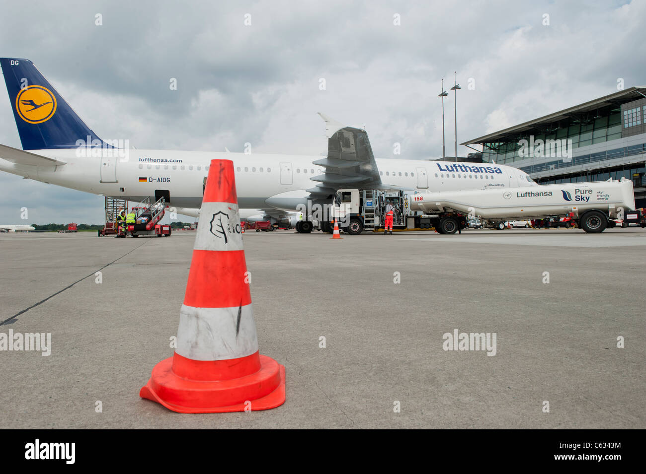 GERMANIA l'aeroporto di Amburgo, Lufthansa Airbus A321, ha messo a punto un biocarburante a cielo puro, una miscela di olio di Jatropha e altri oli vegetali su un motore per aeromobili, come prova per utilizzare carburanti alternativi provenienti da risorse rinnovabili Foto Stock