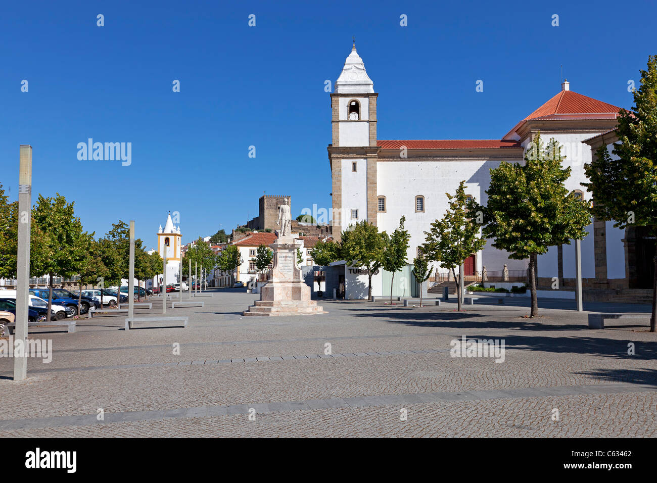 Dom Pedro V Square a Castelo de Vide. Santa Maria da Devesa chiesa e Municipio. Alto Alentejo, Portogallo Foto Stock