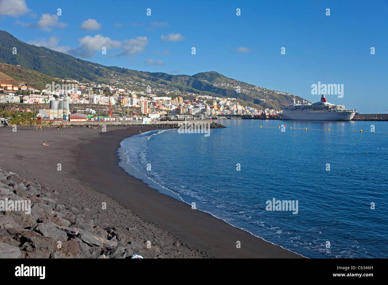 Dark spiaggia sabbiosa, meno persone presso la spiaggia nera di santa cruz, la palma isole canarie Spagna, Europa Foto Stock