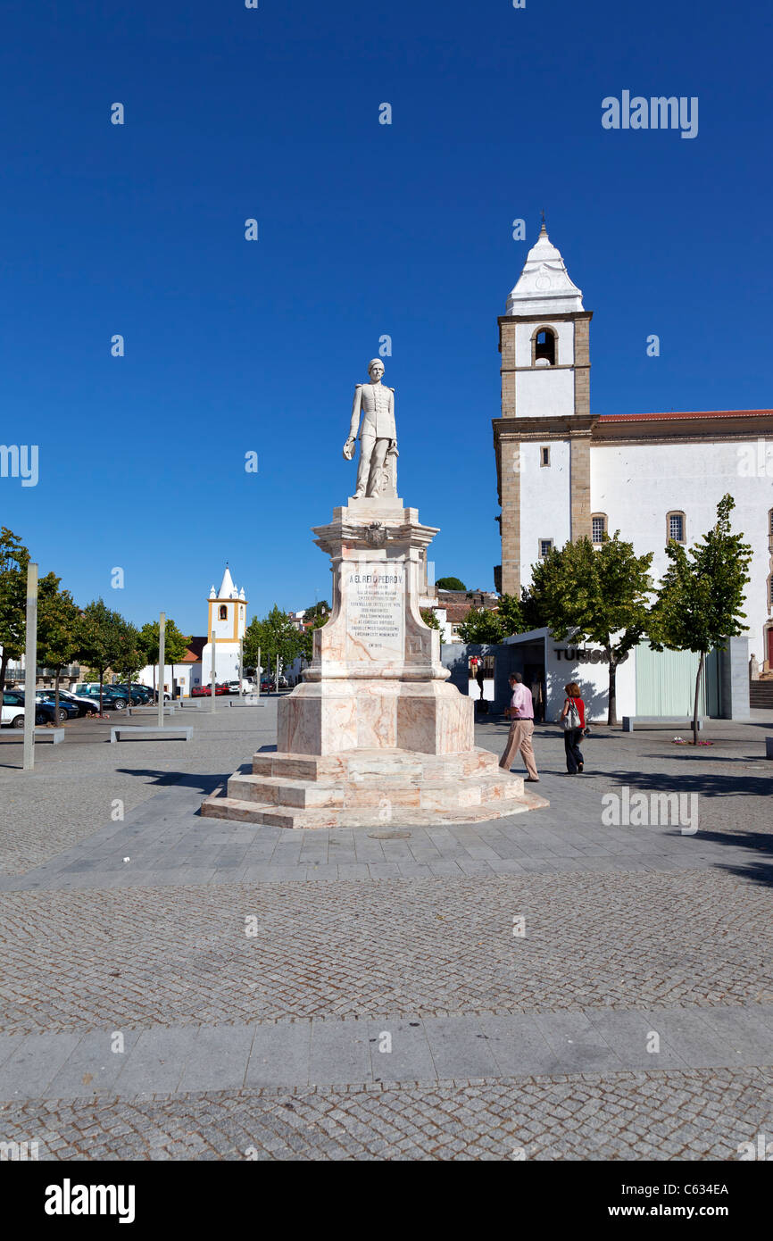 Dom Pedro V Square a Castelo de Vide. Dom Pedro V statua con Santa Maria da Devesa chiesa nel retro. Alto Alentejo, Portogallo Foto Stock