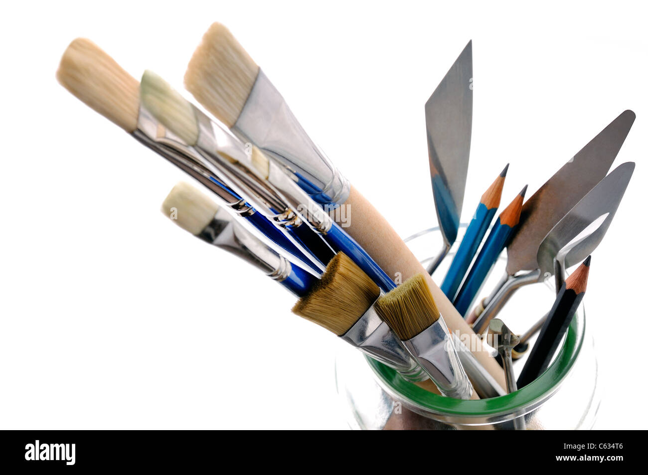 Artisti pennelli matite e pallette coltelli in un vasetto di vetro Foto Stock